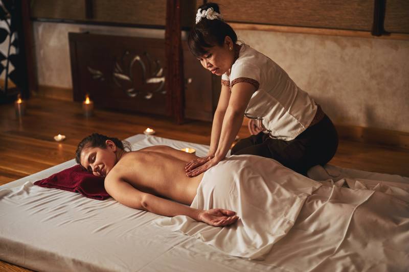 Massage Thaïlandais Deep tissue pour améliorer la posture, le stress ou une blessure sportive sur le bassin d'Arcachon